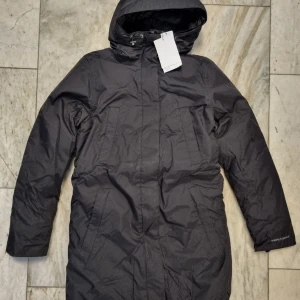 Jacka dam 3 i 1 Peak Performance - 3 i 1 jacka Dam Peak Performance. Stl S / 36  Mycket fin jacka som aldrig kom till användning. Någon annan som får hålla sig snyyg och varm  Dunjacka med luva som går att zippa i skaljacka med luva.  Använd bara dunhackan, bara skaljackan eller båda ihop.