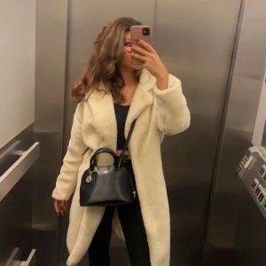 Teddy jacka - Säljer min Teddy jacka som inte kommer till användning längre, köpt för 400kr, använd maximalt 5 gånger så den är som ny❤️