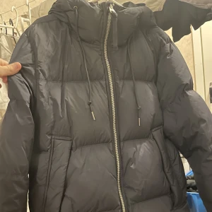 Arket dunjacka - Säljer min dunjacka från arket✌🏽 inte lagt märke till nån skada eller liknade