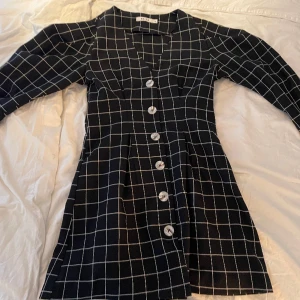 Klänning ifrån NA-KD - Medellängd på klänningen. Använd 2 gånger