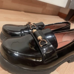 Loafers - Dam Loafers från Summergirl TREND. Gulddetaljer ovanpå.  Fint skick utan defekter.