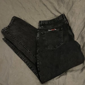 Stussy Jeans - Jag säljer mina stussy jeans som jag köpte i somras då de knappt används alls. De är storlek 32 och är lite för korta för mig som är 192cm lång. Kom gärna med prisförslag men tar inte emot något under 600kr!!