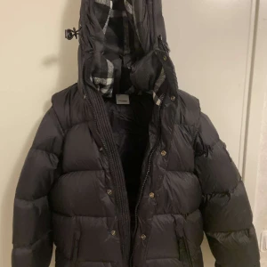 Burberry jacka  - Säljer min burberry jacka, storlek L G som motsvarar storlek S i sverige, för flera bilder är det att kontakta bara, kvitto finns för jackan och den är äkta 