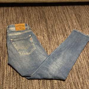 Sjukt snygga Replay Grover jeans. Storleken är 32/34. Hör av er vid funderingar!