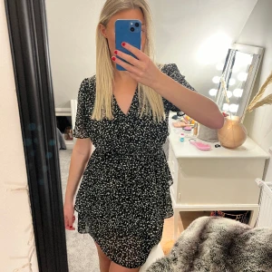 Kortärmad klänning - Kortärmad klänning som är svart med vita prickar på. Vet ej vart den är ifrån. Strl S.