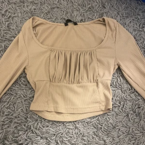 Söt topp - Söt croppad topp med urringning 