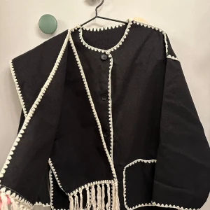 Jacka med halsduk - En jättefin jacka med tillhörande halsduk.  Helt ny, nypris: 595 kr.  I storlek S.