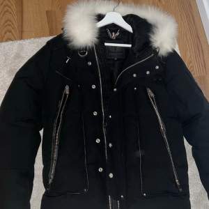 Storlek M svart Horpist jacka med vit päls säljes då jag köpt in en ny jacka. Haft den 2 vintrar. Är i bra skick.  Pris kan diskuteras vid snabb affär.