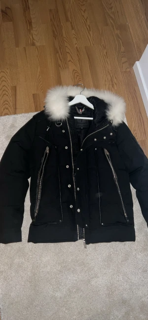 Horpist jacka - Storlek M svart Horpist jacka med vit päls säljes då jag köpt in en ny jacka. Haft den 2 vintrar. Är i bra skick.  Pris kan diskuteras vid snabb affär.