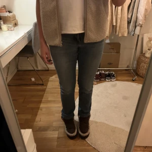 Blåa straight/bootcut jeans - Säljer dehär supersnygga jeansen som är en blandning av bootcut och raka!💓🐆säljer då de har blivit lite för korta (är 175cm)