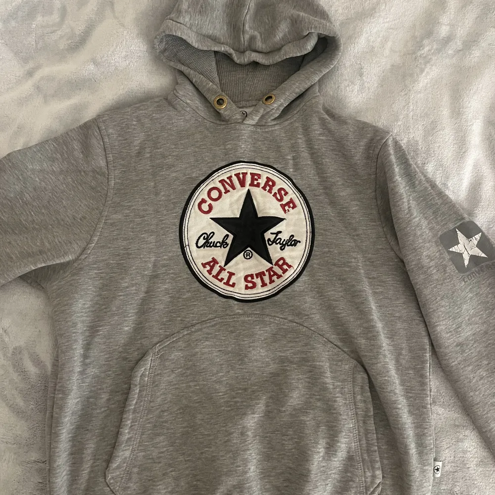 Säljer denna Converse hoodie då den inte kommer till användning💘. Hoodies.