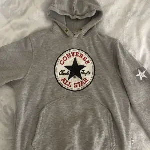 Säljer denna Converse hoodie då den inte kommer till användning💘
