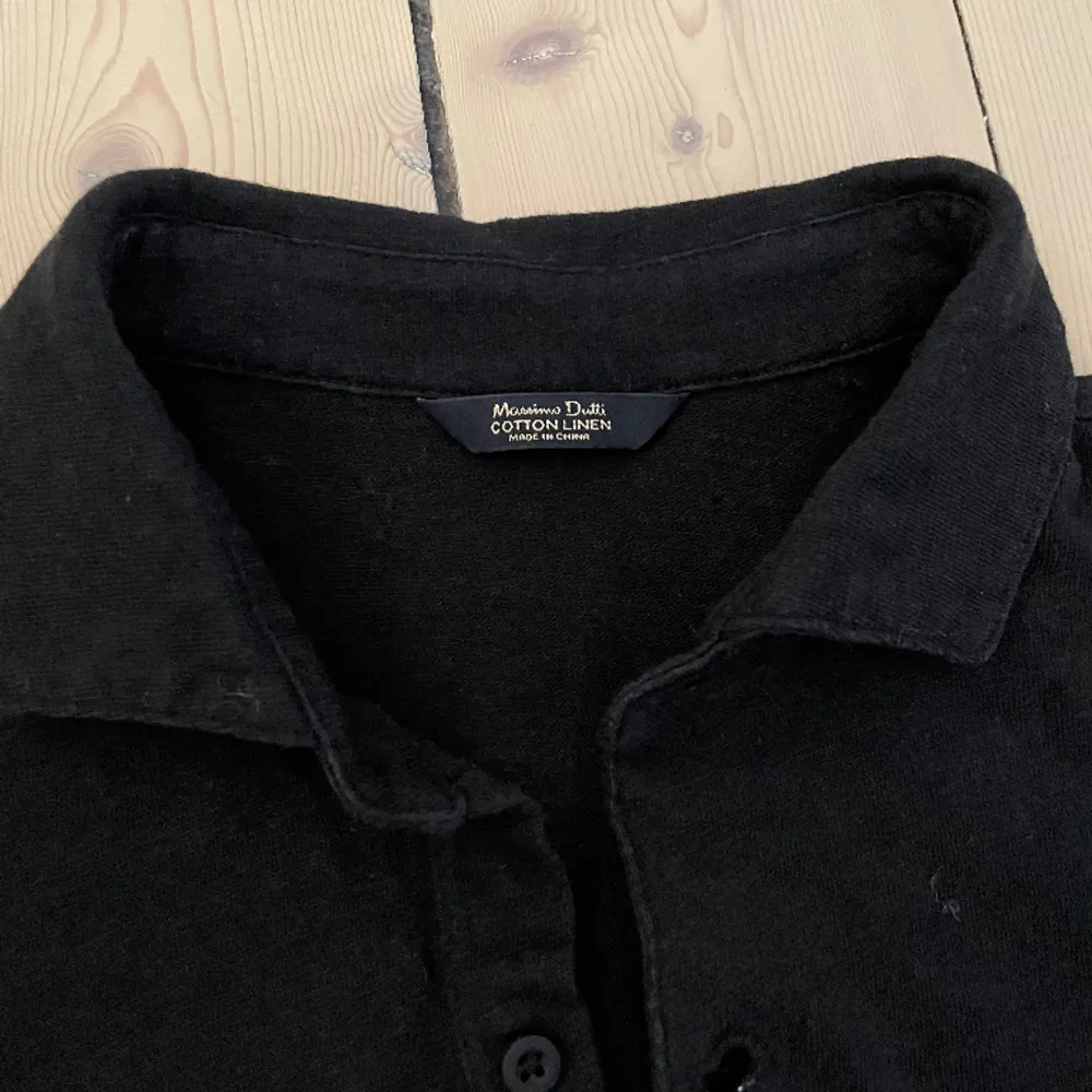 Säljer nu min Massimo Dutti cotton linen svart pike. Nästan aldrig använd.  Nypris ≈ 400kr   - Condition 9/10  - Pris: 149kr  - Cotton linen material  - Storlek M  . T-shirts.