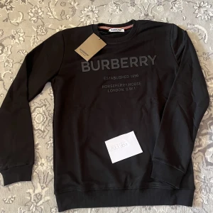 Burberry tröja  - Har i storlek L XL XXL