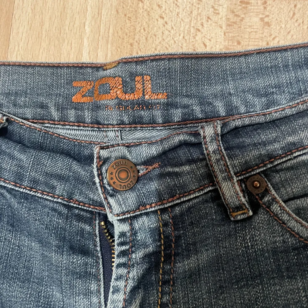 Lågmidjade vintage jeans från Zoul med raka ben. Midjemåttet är ca 37cm tvärsöver och innerbenslängden är ca 74cm. Kontakta för mer info!. Jeans & Byxor.