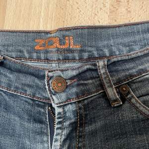 Lågmidjade vintage jeans från Zoul med raka ben. Midjemåttet är ca 37cm tvärsöver och innerbenslängden är ca 74cm. Kontakta för mer info!