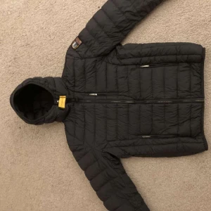 Parajumper Jacka  - Parajumper Jacka som är Äkta. Den är i bra kondition. Den är varm och passar för vintertiden. Den passar 150-160cm. Skriv om mer info.