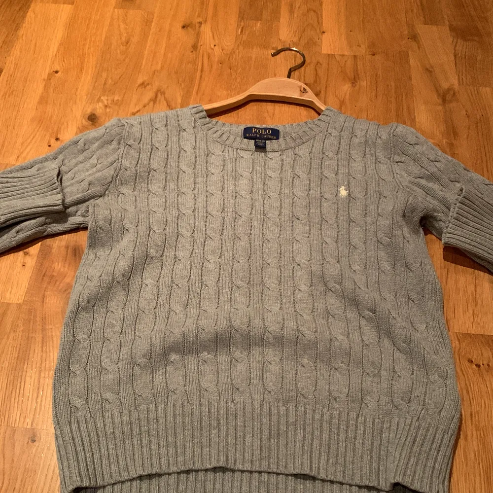Säljer min stickade Ralf Lauren tröja i storlek 10-12 vilket är ungefär storlek 152!😊 har nästan aldrig haft på mig den så den men sparsamt använd, inga hål eller defekter. Nypris ca 1300. Äkta!!. Tröjor & Koftor.