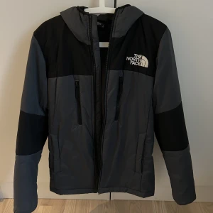 The North Face jacka - En höst/vår till tidig vinterjacka, toppskick och säljs då jag tröttnat på den. 2500kr nypris, passar fint på mig (183cm 70kg) men hade passat på någon snäppet större också!