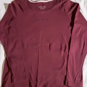 Skön vinröd tröja i gott skick från Esprit. Storlek 38/40
