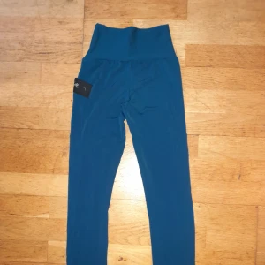 Konståkningstights storlek S - Jättefina tights, använda 3ggr. Inköpta på K-skate.se. Byxa som dras över klacken och har silikonband i nederkanten för att de skall sitta kvar. Hög midja. Mjuka och lite fodrade på insidan med fleece. Ficka på sidan. Nypris 575kr.