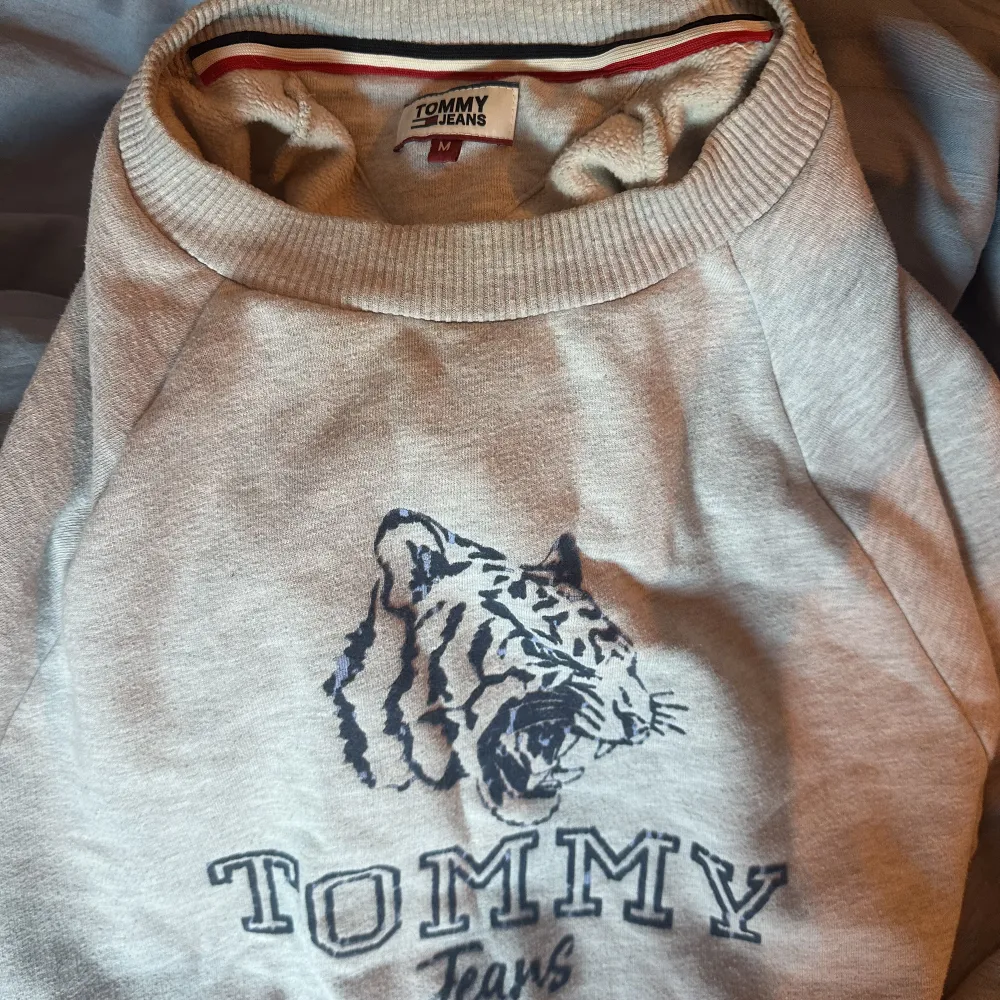 Säljer denna super sköna och fina tröjan ifrån Tommy hilfiger med ett coolt tryck på sig. Använt väldigt sparsamt🩷. Hoodies.