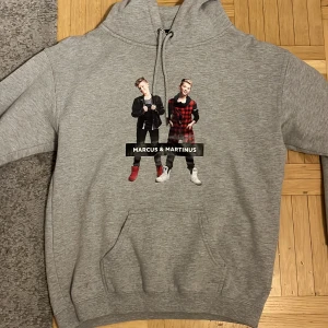 Marcus & Martinus hoodie - En fin marcus och Martinus hoodie, väldigt fin är i storlek 12 till 14 år men passar mig ganska bra och jag bär storlek m så tror den passar folk som bör S också. Tveka inte att höra av dig om du har frågor, pris går alltid att diskutera❤️ 