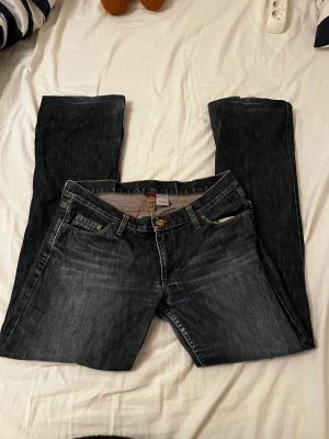 Low waist bootcut jeans - Bootcut jeans i bra skick💘vintage hm low waist bootcut⭐️ passar som s/m, kontakta för mått/vid frågor!