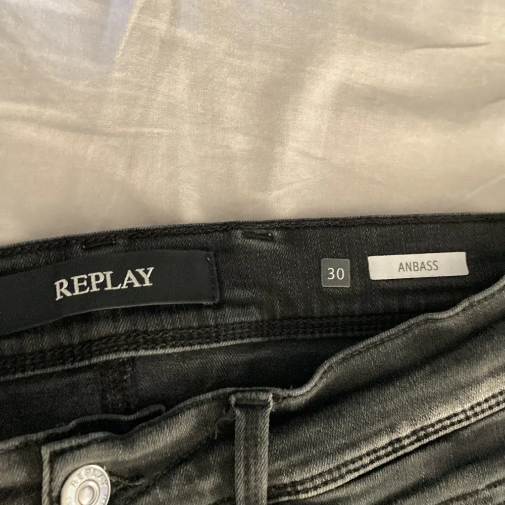 Ett par riktigt fina och sköna jeans   Från Replysom är använda få tal gånger storlek 30/32 i storlek ny pris 1800 mitt pris 800 pris kan diskuteras vid snabb köp . Jeans & Byxor.