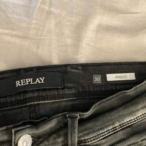 Ett par riktigt fina och sköna jeans   Från Replysom är använda få tal gånger storlek 30/32 i storlek ny pris 1800 mitt pris 800 pris kan diskuteras vid snabb köp 