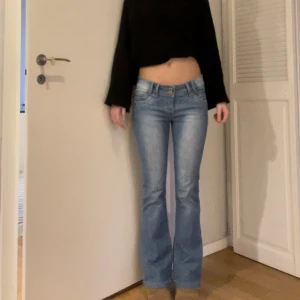 Lågmidjade jeans - Skit snygga lågmidjade jeans, midjemått 2x35cm innerbenslängden 73 cm