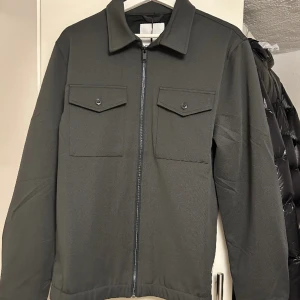 Lindbergh Overshirt - Helt Ny: Lindbergh Soft twill zip overshirt: Riktigt snygg Overshirt (Har två själv), Helt Slutsåld Online,  Orginal pris 1299kr 