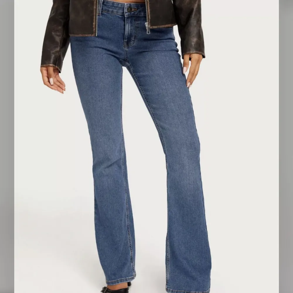 Blåa low waisted jeans 💕 De är i storlek Xs men passar även S  Ordinarie pris var 350!  Jag är 163, de gör över skorna men släpar inte i marken. Jeans & Byxor.