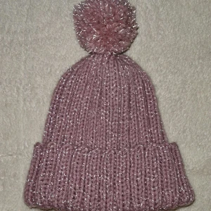 Stickad reflex mössa (Rosa) - Nystickad mössa med boll Har fin passform och vörmer till vintern, perfekt julklapp!