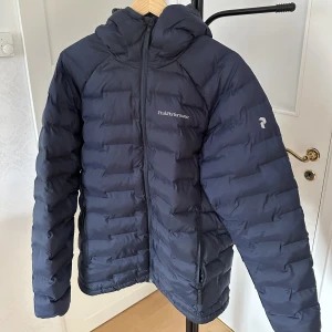 Peak performance jacka **kanonskick** - Hej.   Säljer en riktigt fin Peak performance jacka M Argon.  Sparsamt använd och i riktigt bra skicka.   Modell: M Argon Hood Jacket Storlek: L Snygg blå färg. 
