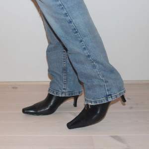 Beställningar görs via vår hemsida: thrifteddesign.one.    Ett par spetsiga boots med 5,5 cm hög klack. 