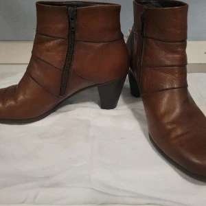 Bruna boots - Bruna ankelboots i gott skick. Dragkedja i sidan och 7 cm klack. 