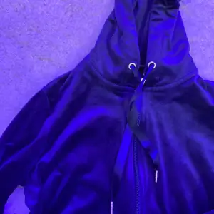 Fin tröja från Gina mörkblå