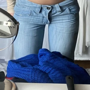 Lågmidjade jeans  - Säljer dessa jeans då dem inte kommer till andväning längre. Lånade bilder. Midjemått:36-37 cm rakt över, innerbensmått: 84 cm Bred längst ner på benet: 21 cm 💕❤️ Frakten kan variera! 
