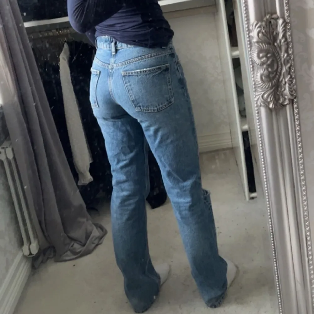 De populära jeansen från zara som inte längre säljs. Storlek 34 och passat mig som är 166. Knappt använda . Jeans & Byxor.