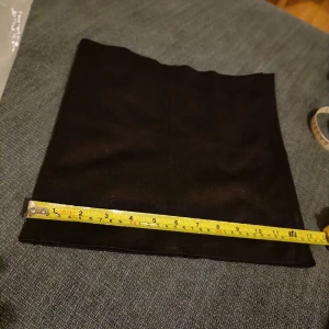 Svart, oanvänd gördel  - Ny i förpackning. Ca 33cm i bredd, se bild. Ca 31cm hög.