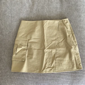 Cargokjol av linne - Cargokjol av linne från NAKD. Använd en gång. Pris kan diskuteras Står ej för frakten! Finns i Trollhättan 