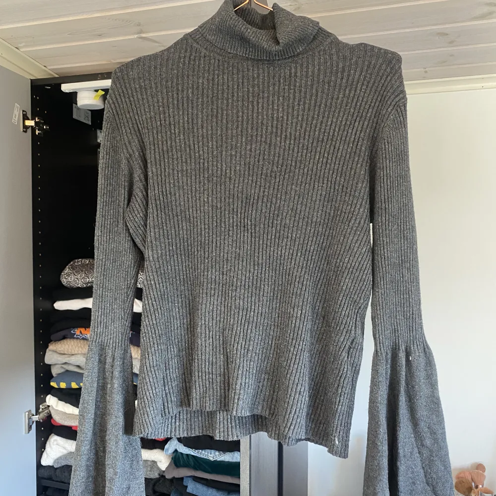 Säljer denna gråa tröjan med volanger. . Tröjor & Koftor.