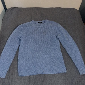 Paul and friends kashmir tröja - Säljer en riktigt snygg och skön kashmirtröja från Paul and friends. Tröjan är inköpt på nk för 2000kr och är sparsamt använd. Hör av dig vid frågor eller funderingar.