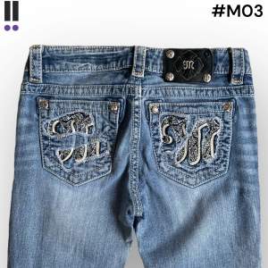 MissMe jeans i model Boot 💜 Tag 27W 💜Midja (rakt över) 35cm 💜 Innerben 83cm 💜 Ytterben 107cm 💜 Benöppning 21cm 💜 En plupp saknas på baktagen 💜Våra mått blir W=27 och L=32 💜 Men jämför alltid måtten med ett par jeans som sitter bra 💜