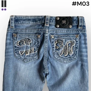 lågmidjade MissMe Bootcut jeans M03 - MissMe jeans i model Boot 💜 Tag 27W 💜Midja (rakt över) 35cm 💜 Innerben 83cm 💜 Ytterben 107cm 💜 Benöppning 21cm 💜 En plupp saknas på baktagen 💜Våra mått blir W=27 och L=32 💜 Men jämför alltid måtten med ett par jeans som sitter bra 💜