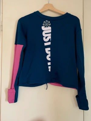Långärmad tränningströja Nike - Långärmad träningströja från Nike med fin detalj i ryggen. Är i medeltjockt material och strl xs. Nypris 699, i stort sett oanvänd