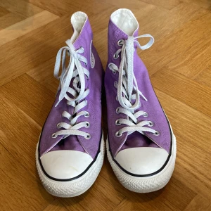 Converse - lila - Converse i lila. Köpta för något år sedan men använts ca en gång. Storlek 40 (7).