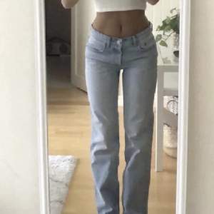 Lågmidjade jeans från Gina tricot som knappt kommit till användning💗Lånad bild