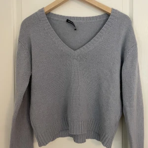Stickad brandy Melville tröja - Jätte fin blå stickad tröja från brandy Melville! Använd fåtal gånger. Jag är 176 cm för jämförelse💘
